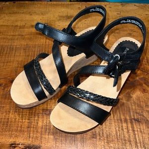 Baretraps NWOT Size 7 Wedge sandles